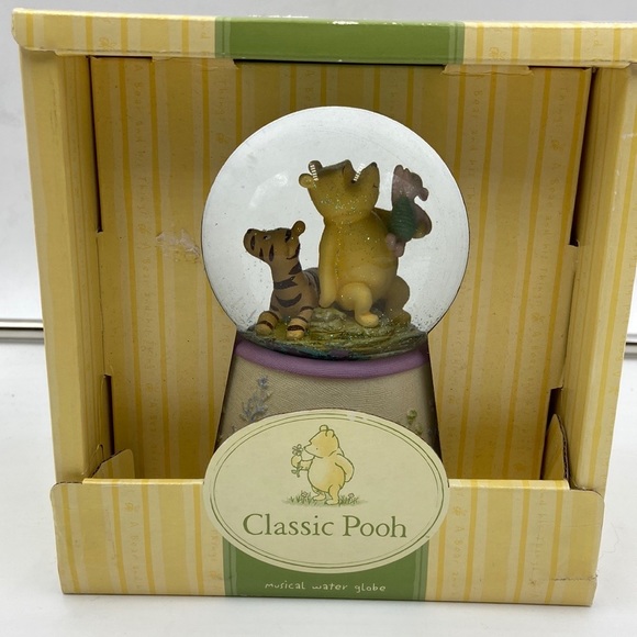 Disney CLASSIC POOH MUSICAL WATER
GLOBE featuring Pooh, Piglet and Tigger 
NEW - Picture 1 of 4